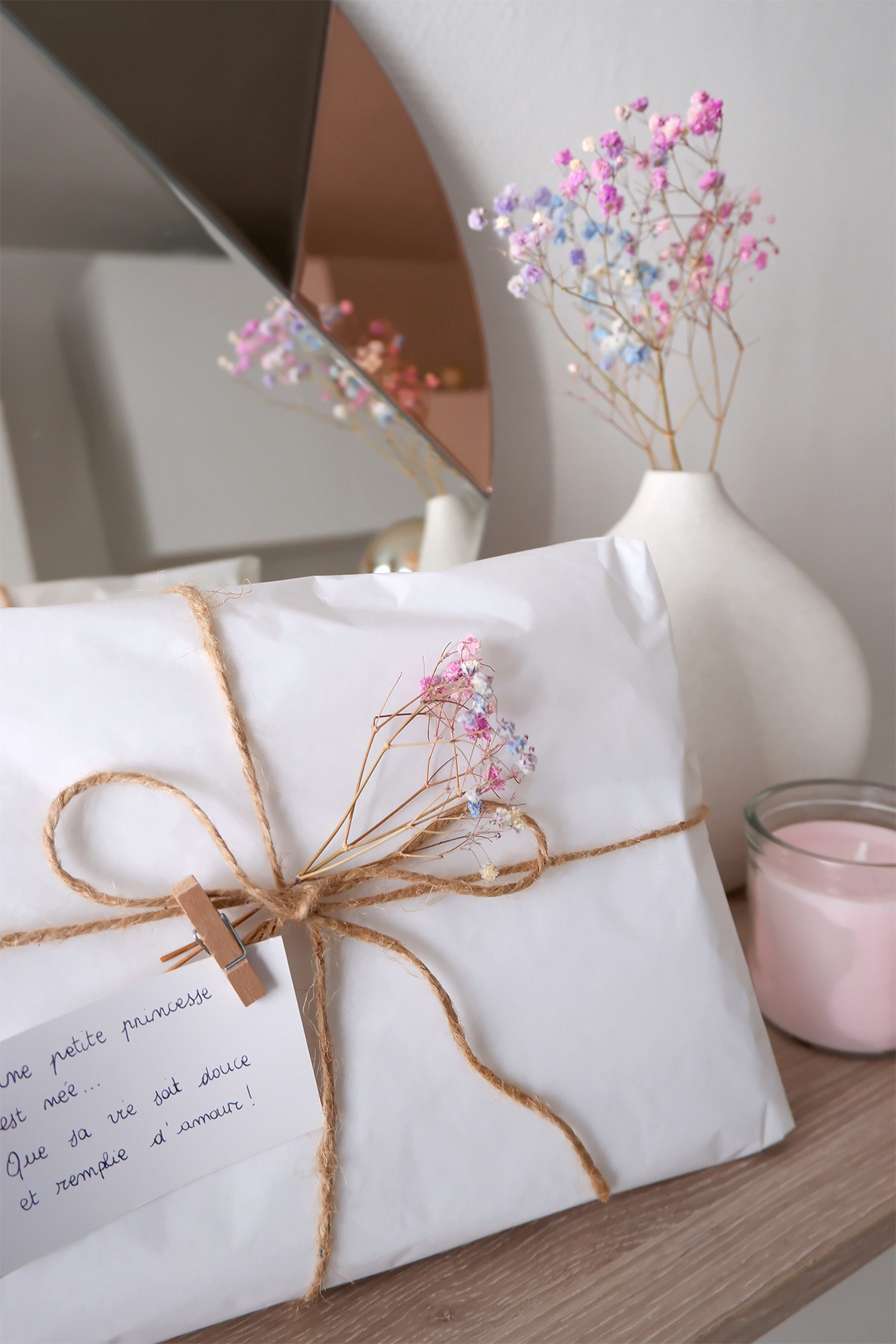 Papier cadeau de soie avec étoiles blanches