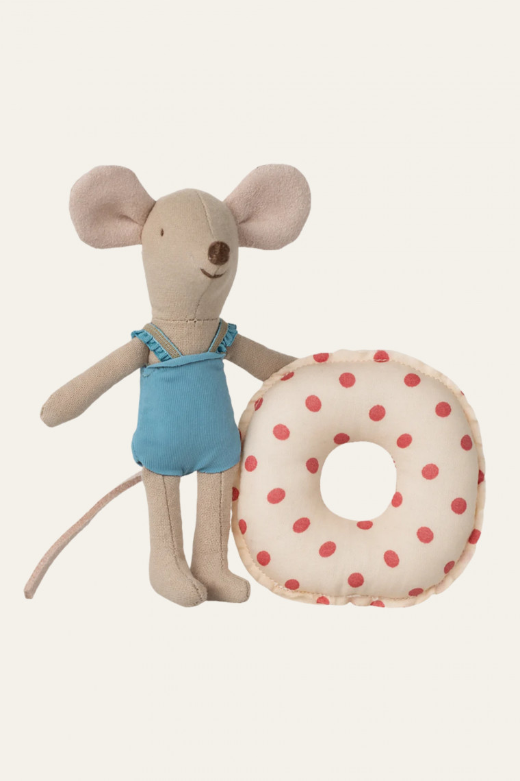 Souris Little sister avec bouée de plage