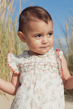 Barboteuse AGATA  smockée en plumetis roses bouquet